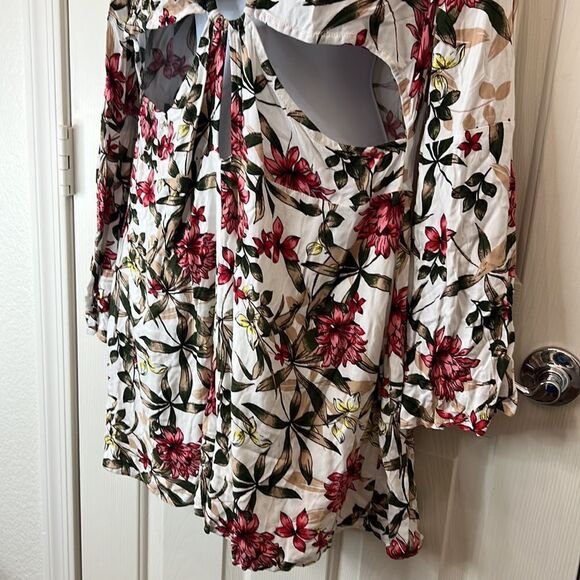 Material Girl Shorts Romper Size XXL V Neck Cutouts Floral White Gold Zipper New - Picture 3 of 8